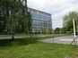  immeuble moderne sur verdure
